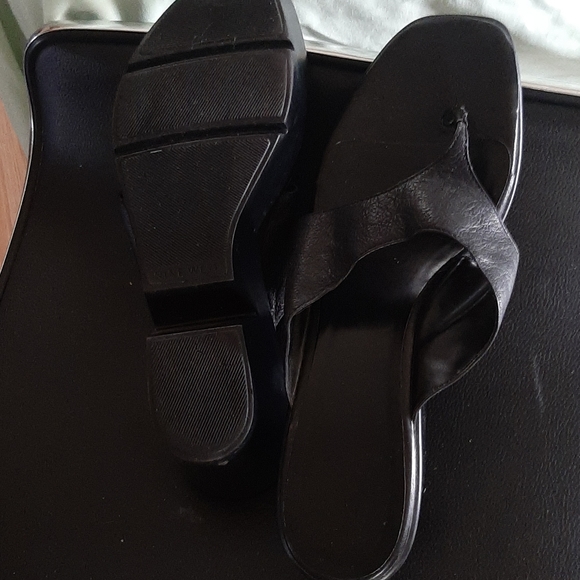 Sandles - Picture 3 of 3